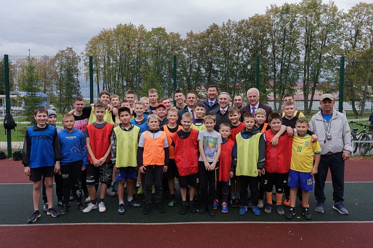 В Юргинском Александр Моор посетил парк, благоустроенный по инициативе жителей