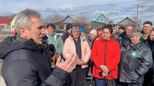 Александр Моор и Владимир Якушев встретились с жителями Казанского, где объявлена эвакуация