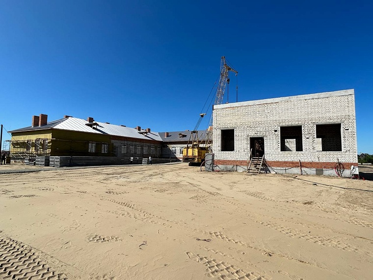 Александр Моор побывал на строительстве школы в Тобольском районе