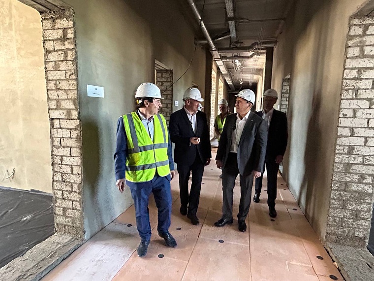 Александр Моор побывал на строительстве школы в Тобольском районе