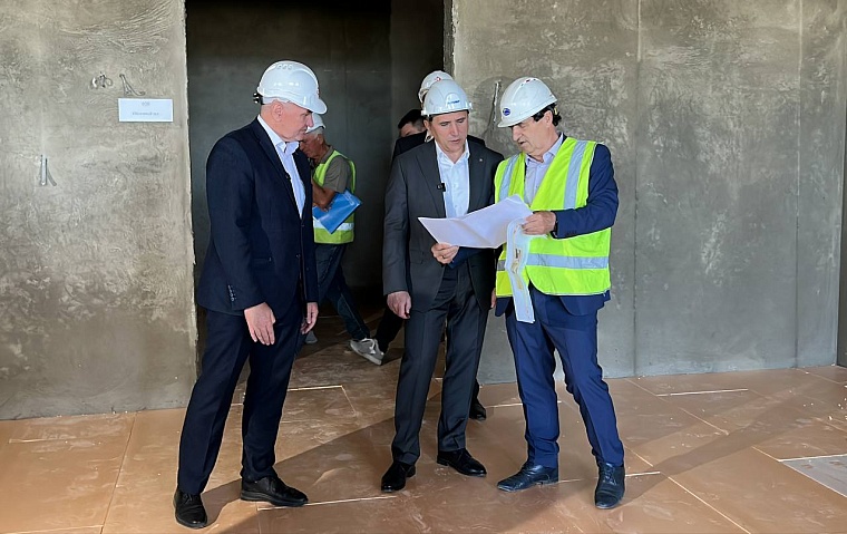 Александр Моор побывал на строительстве школы в Тобольском районе