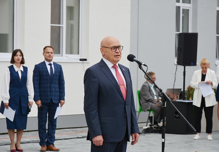 Председатель Тюменской гордумы Евгений Заболотный: Школьные годы – это счастливая пора жизни