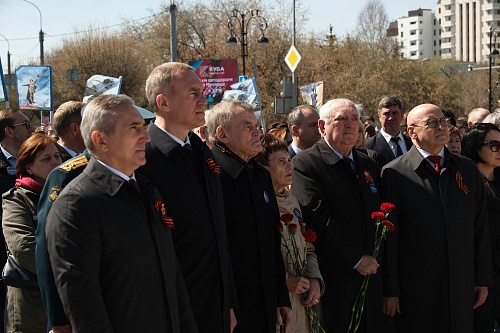 Первомай в Тюмени отметили возложением цветов к стеле «Город трудовой доблести»