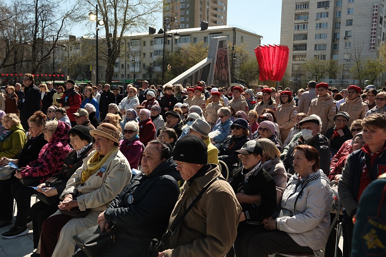 Первомай в Тюмени отметили возложением цветов к стеле «Город трудовой доблести»