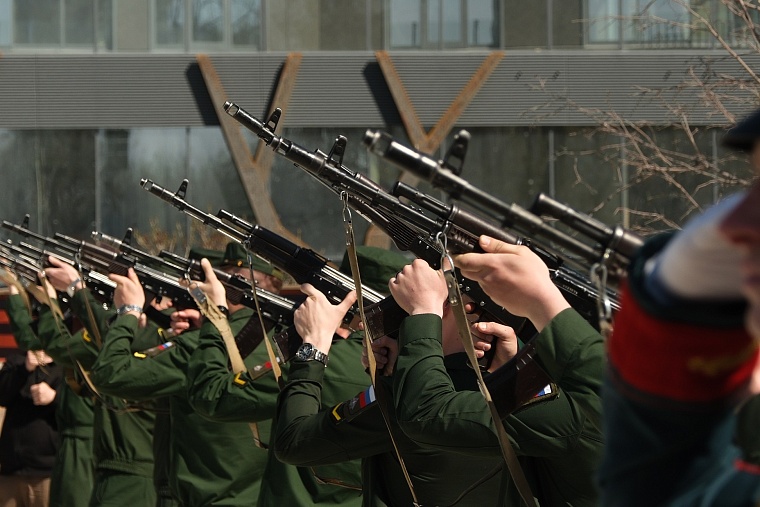 Первомай в Тюмени отметили возложением цветов к стеле «Город трудовой доблести»