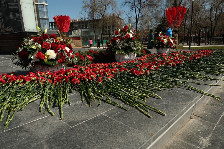 Первомай в Тюмени отметили возложением цветов к стеле «Город трудовой доблести»
