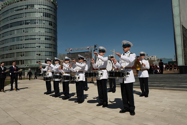 Первомай в Тюмени отметили возложением цветов к стеле «Город трудовой доблести»