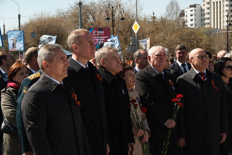 Первомай в Тюмени отметили возложением цветов к стеле «Город трудовой доблести»