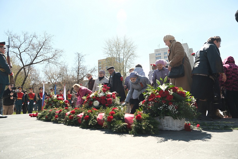 Первомай в Тюмени отметили возложением цветов к стеле «Город трудовой доблести»