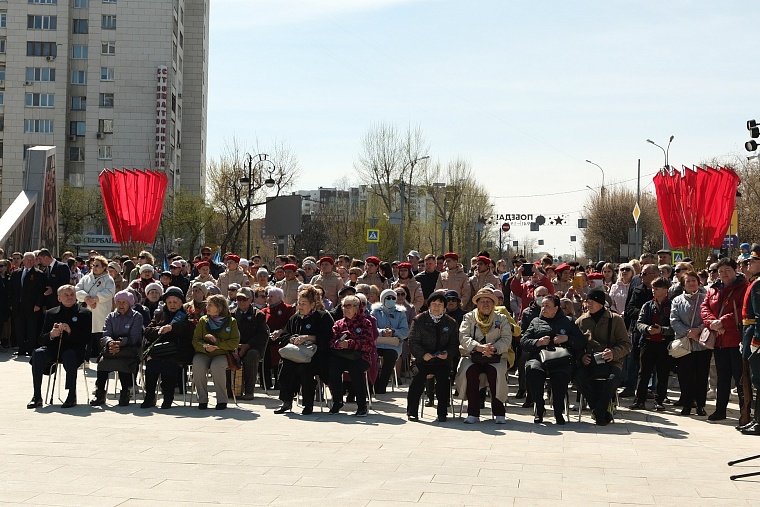 Первомай в Тюмени отметили возложением цветов к стеле «Город трудовой доблести»