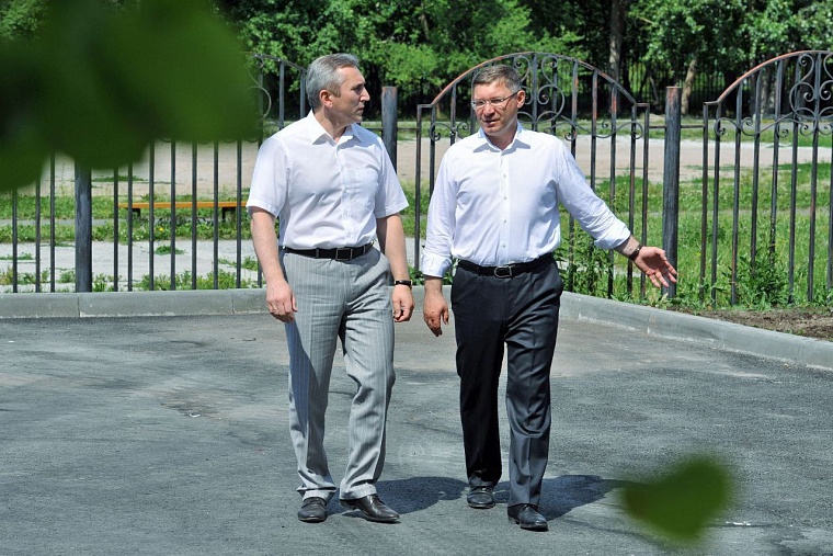 Александр Моор поздравил Владимира Якушева с юбилеем