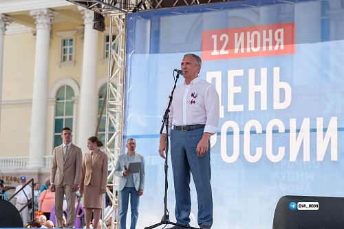 В День России Александр Моор вручил благодарственные письма семьям участников СВО