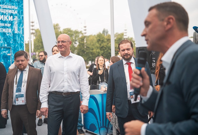 На ВДНХ Дмитрий Чернышенко пообещал приехать в Тюменскую область