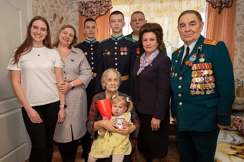 Светлана Иванова с кадетами навестила ветеранов Великой Отечественной войны