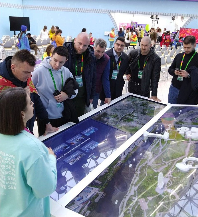 Александр Моор: Стенд с макетом межвузовского кампуса интересен делегациям из разных уголков России и из-за рубежа