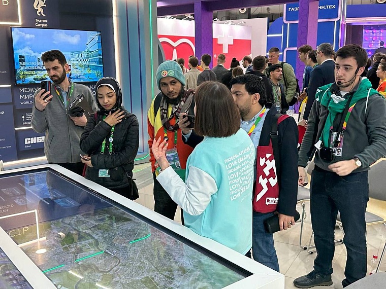 Александр Моор: Стенд с макетом межвузовского кампуса интересен делегациям из разных уголков России и из-за рубежа