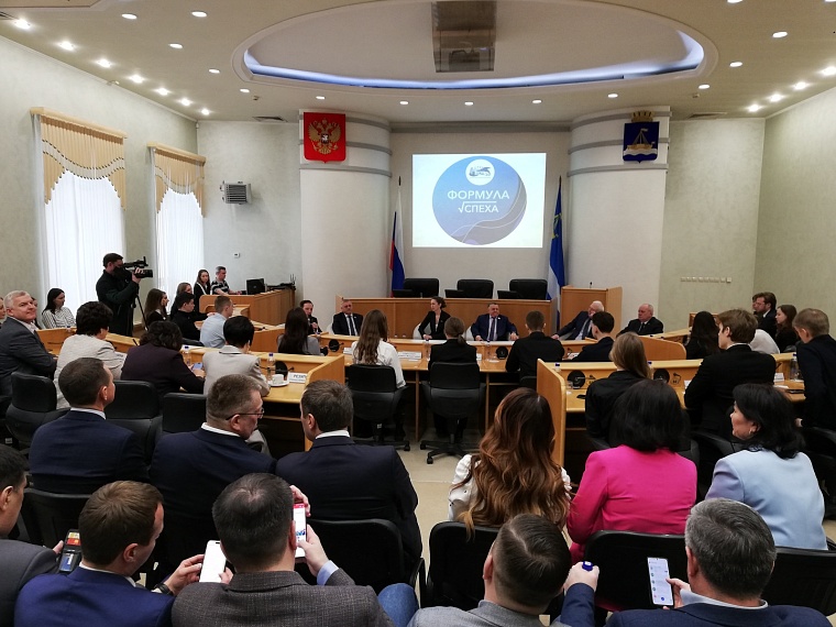 Депутаты Тюменской гордумы поделились с молодежью "Формулой успеха"