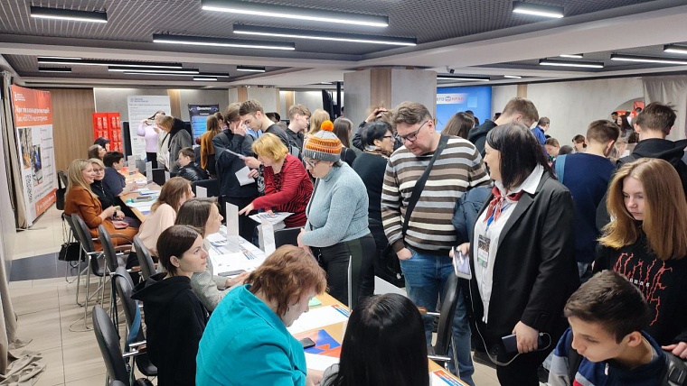 Александр Моор: Более 50 организаций представили в Тюмени и Тобольске почти тысячу вакансий