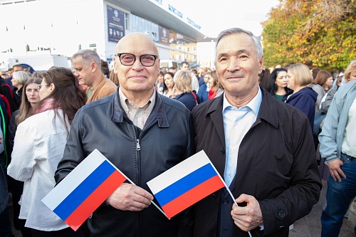 Депутаты Тюменской городской думы принимают участие в митинге «Своих не бросаем»