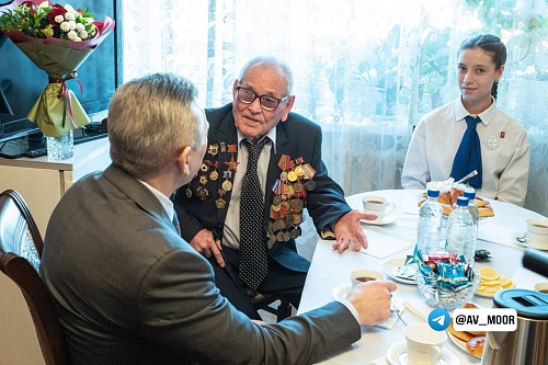 Александр Моор вручил медаль к 80-летию Победы ветерану с необычной судьбой Мефодию Гаврилову