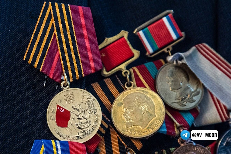 Александр Моор вручил медаль к 80-летию Победы ветерану с необычной судьбой Мефодию Гаврилову