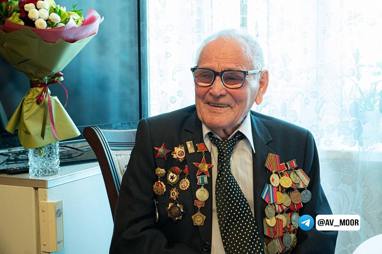 Александр Моор вручил медаль к 80-летию Победы ветерану с необычной судьбой Мефодию Гаврилову
