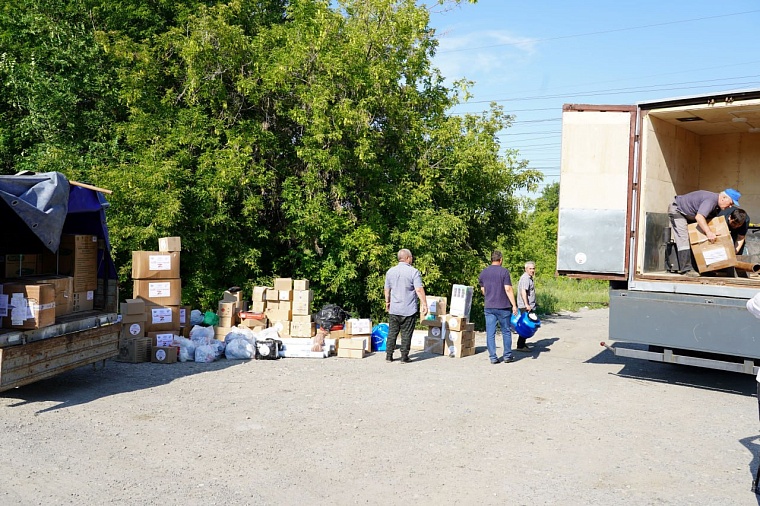 Юрий Баранчук снарядил и отправил тюменским бойцам уникальный мобильный комплекс по ремонту техники