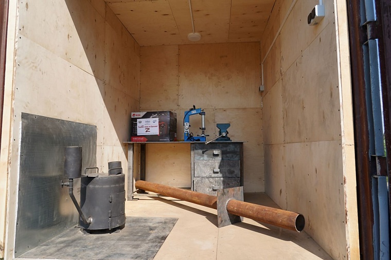 Юрий Баранчук снарядил и отправил тюменским бойцам уникальный мобильный комплекс по ремонту техники