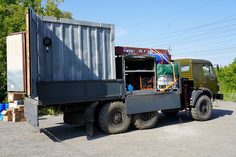 Юрий Баранчук снарядил и отправил тюменским бойцам уникальный мобильный комплекс по ремонту техники