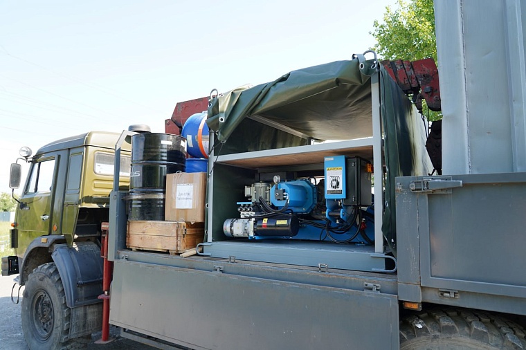 Юрий Баранчук снарядил и отправил тюменским бойцам уникальный мобильный комплекс по ремонту техники