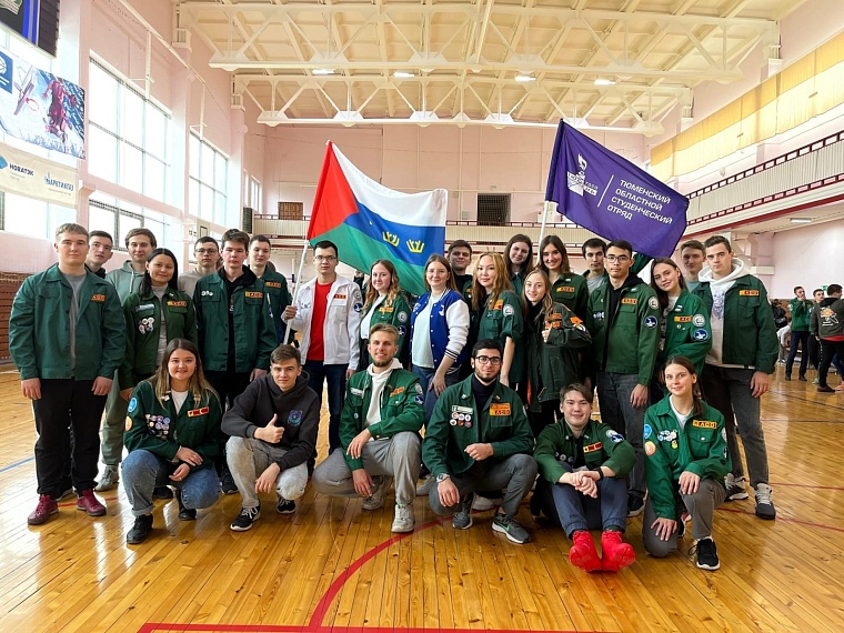 Александр Моор поздравил тюменцев с Днем российских студенческих отрядов