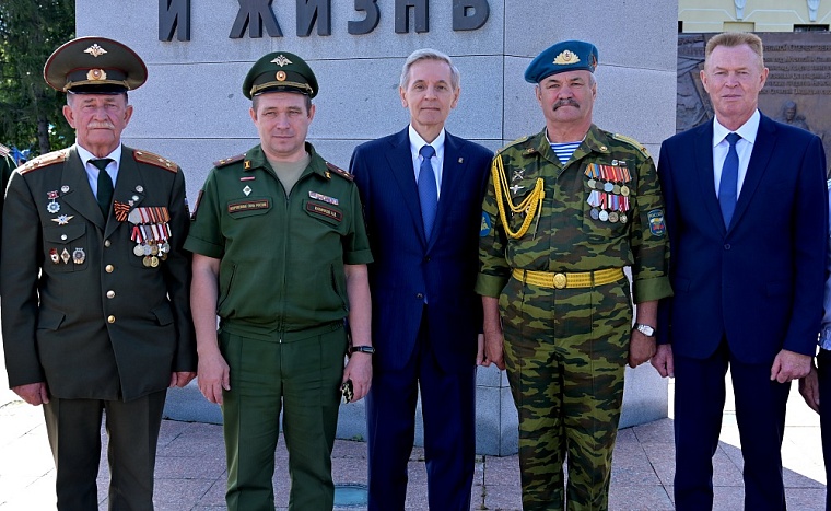 Андрей Артюхов: В Тюменской области чтут героев Воздушно-десантных войск