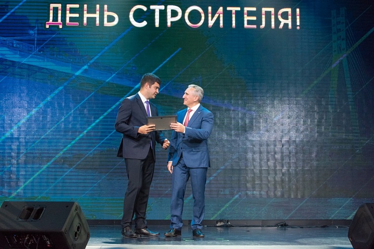 Губернатор вручил тюменским строителям награды за добросовестный труд