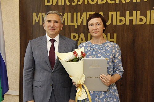 Александр Моор вручил жителям Викуловского района региональные награды