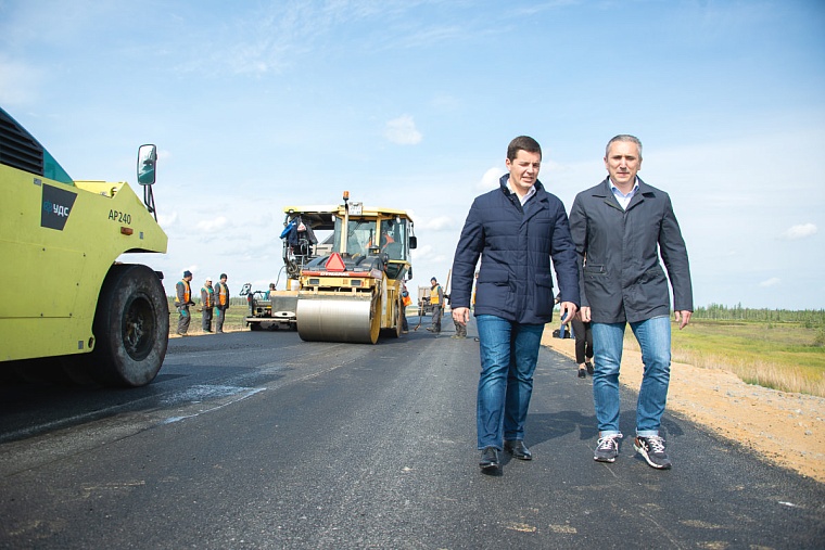 Губернаторы Александр Моор и Дмитрий Артюхов. Фото: Уренгойдорстрой