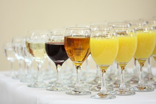 В Госдуме предложили в общепите и транспорте заменить вина из недружественных стран российскими