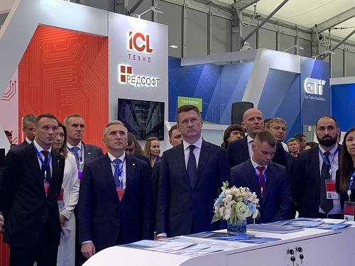 Зампред правительства и губернатор Тюменской области посетили экспозицию "Путь героев" на TNF