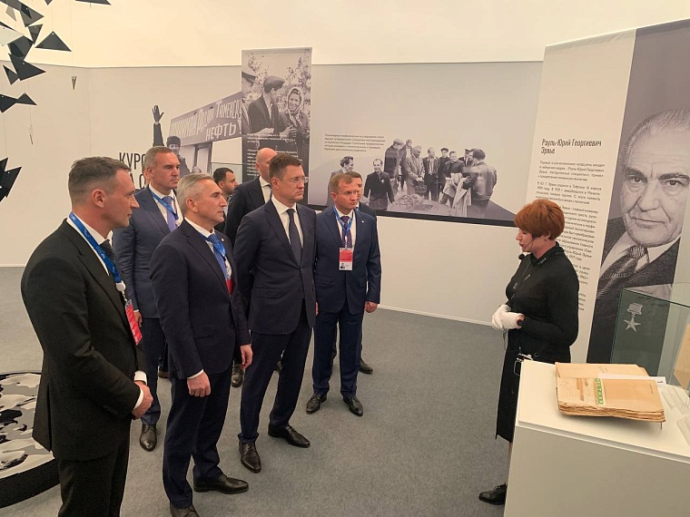 Зампред правительства и губернатор Тюменской области посетили экспозицию "Путь героев" на TNF