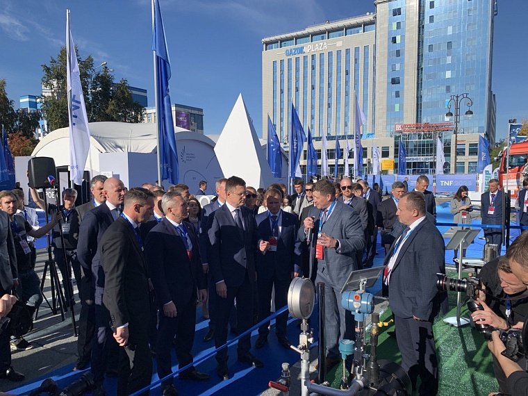 Зампред правительства и губернатор Тюменской области посетили экспозицию "Путь героев" на TNF