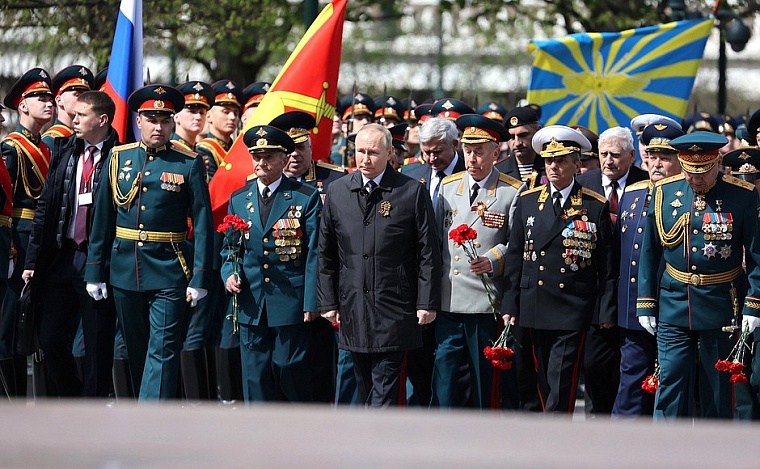 После парада Победы в Москве Владимир Путин возложил венок к могиле Неизвестного Солдата