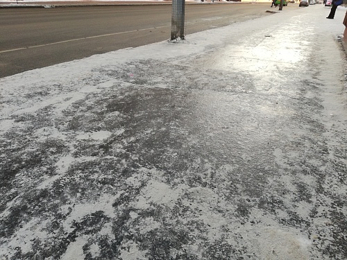 Тюменцы жалуются на каток во дворах и на дорогах