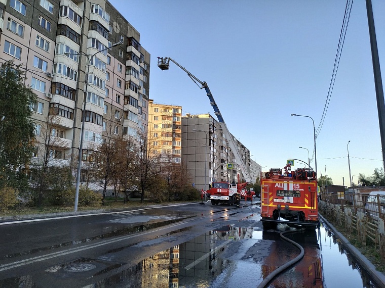 В Восточном микрорайоне на жилой высотке горит крыша. Онлайн-трансляция