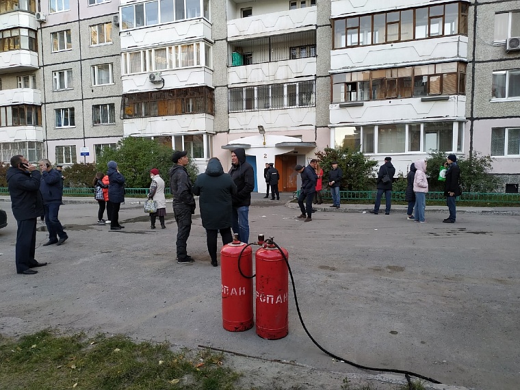 В Восточном микрорайоне на жилой высотке горит крыша. Онлайн-трансляция