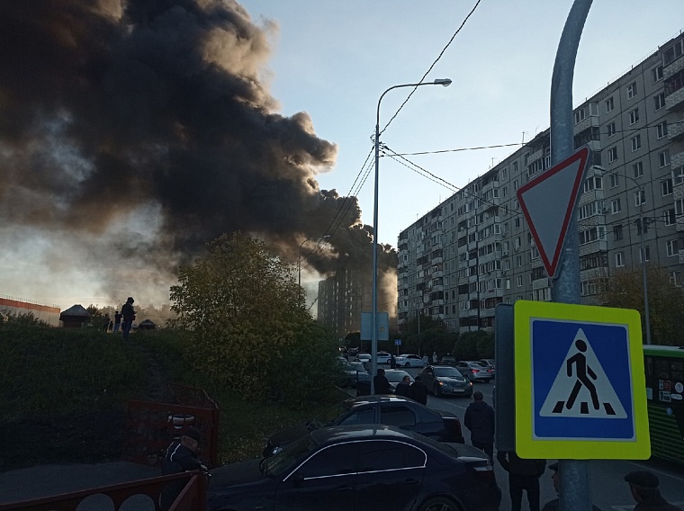 В Восточном микрорайоне на жилой высотке горит крыша. Онлайн-трансляция