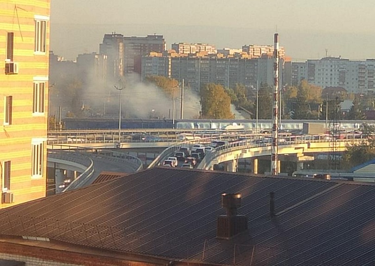 В Восточном микрорайоне на жилой высотке горит крыша. Онлайн-трансляция