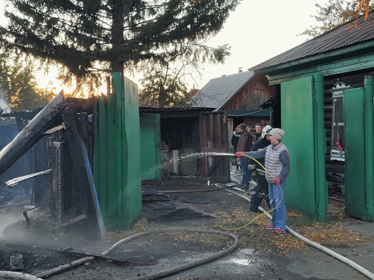 В Восточном микрорайоне на жилой высотке горит крыша. Онлайн-трансляция