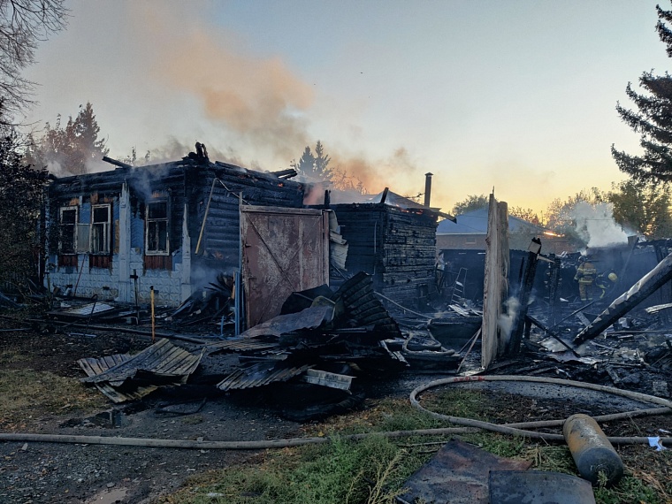 В Восточном микрорайоне на жилой высотке горит крыша. Онлайн-трансляция