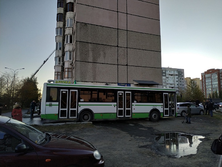 В Восточном микрорайоне на жилой высотке горит крыша. Онлайн-трансляция