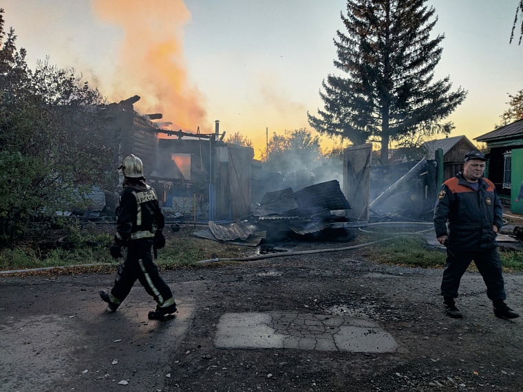 В Восточном микрорайоне на жилой высотке горит крыша. Онлайн-трансляция