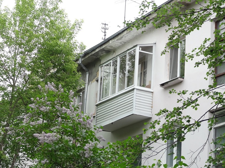 В Тобольске спасли девочку, повисшую на балконе пятого этажа